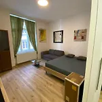 Garsoniéra Centr, Na Hradbách 118 *